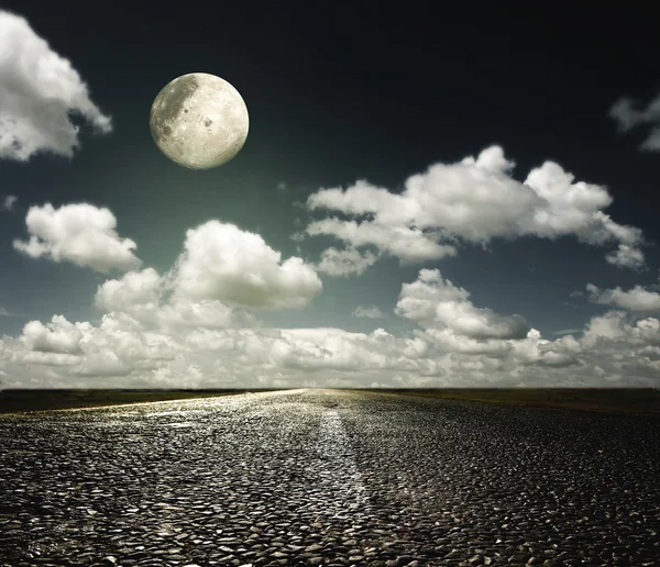 Route asphaltée et la lune — Photo