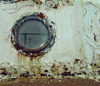 eski ve paslı penceresi.