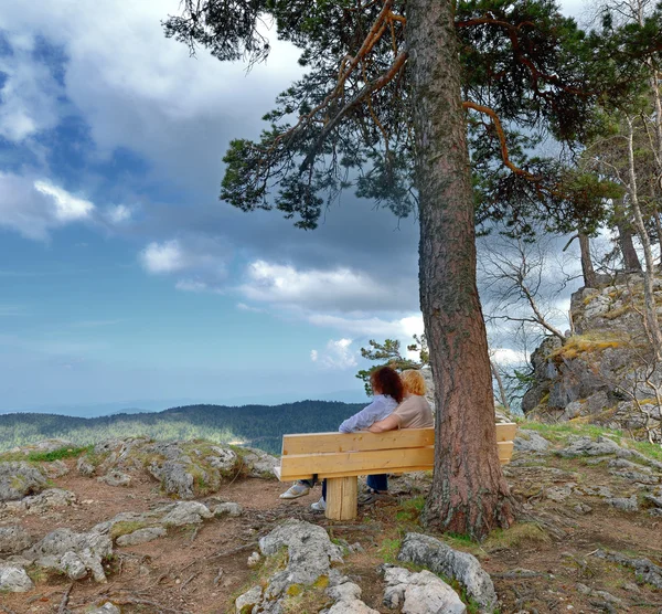 Berge und Frauen — Stockfoto