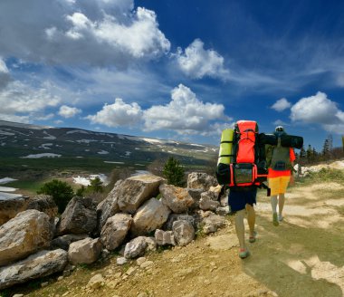 turist ile dağlarda sırt çantaları