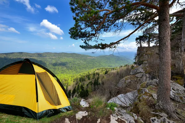 Tenda da campeggio gialla su una riva in una luce del mattino — Foto Stock