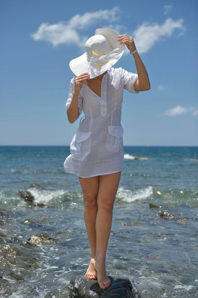Девушка в шляпе на море — стоковое фото