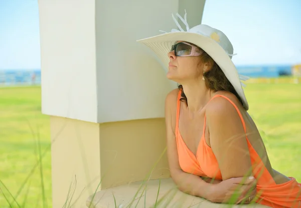 Mujer en reposo . —  Fotos de Stock