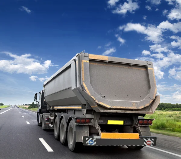 Camión de carga en la carretera — Foto de Stock