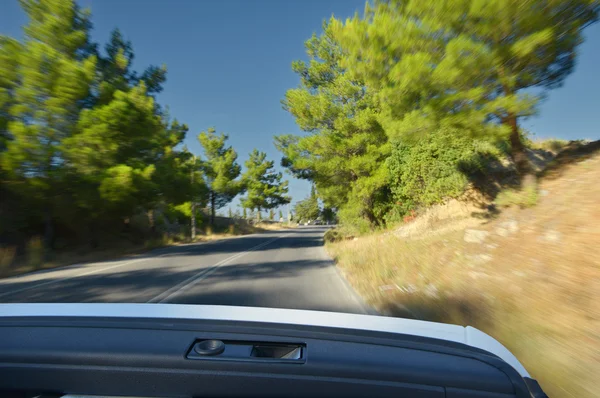 アスファルトの道路上のトラック. — ストック写真