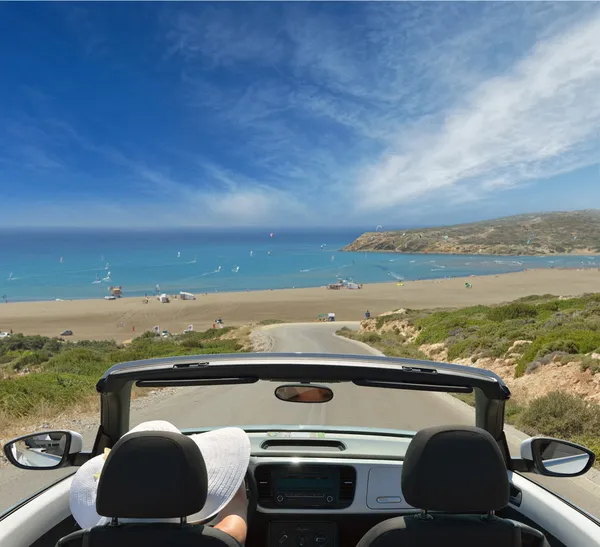 Frau im Urlaub. vor dem Hintergrund des Meeres im Auto — Stockfoto