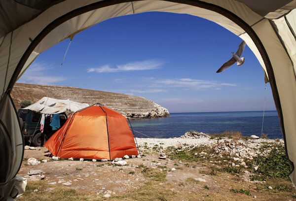 Джип и палатка
