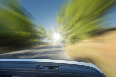kamyon asfalt yol üzerinde.