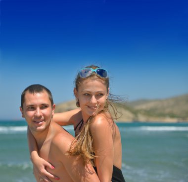 plajda eğlence genç mutlu çift.