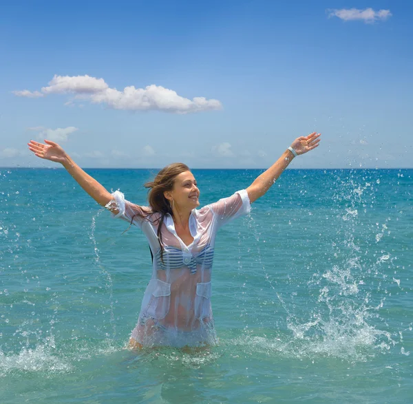 Jeune femme et mer — Photo