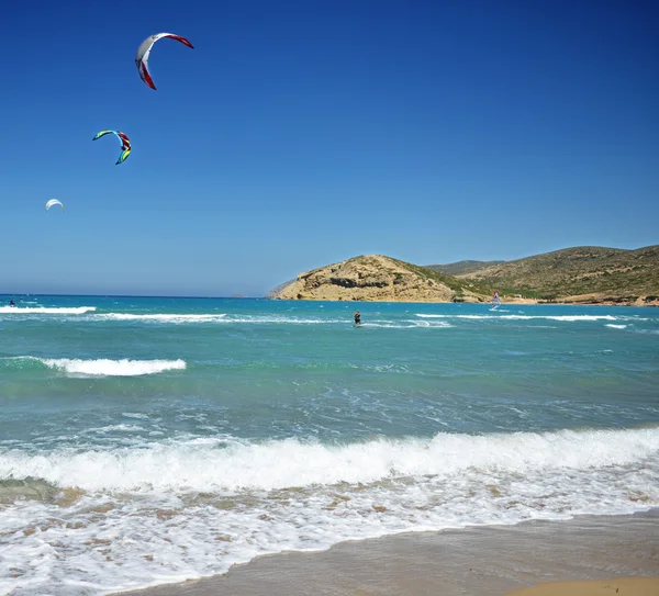 Surfista sull'onda blu dell'oceano — Foto Stock