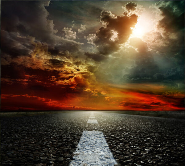 Асфальтовая дорога и небо. Мелкая глубина резкости
