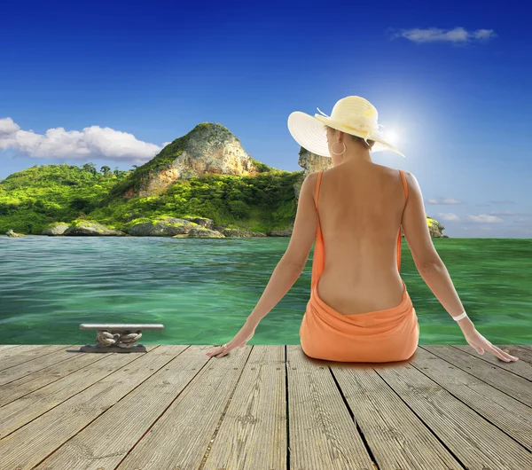 Blue ocean and the girl in the hat — Stock Photo, Image
