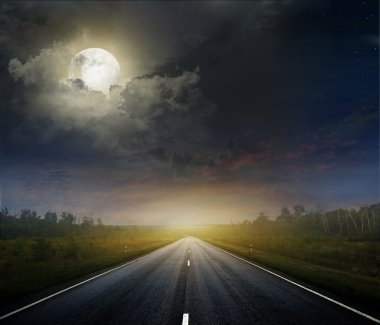 ülkede yol karanlık gökyüzü