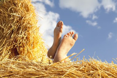 saman yığını üzerinde bekletin