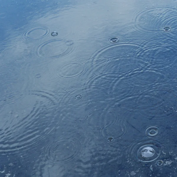 Pozza sotto la pioggia — Foto Stock