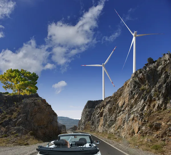 De weg, windmolens en bergen — Stockfoto