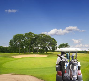 Golf arabası sahada.