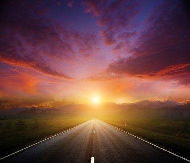 ülkede yol karanlık gökyüzü