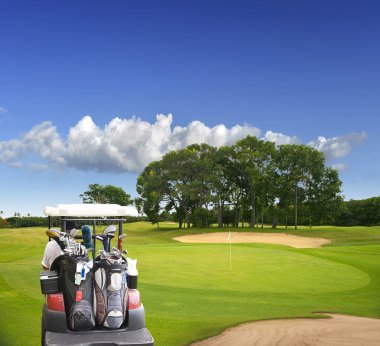 Golf arabası sahada.