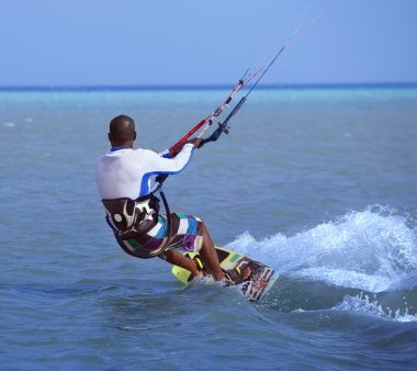 Dalgalar uçurtma sörf