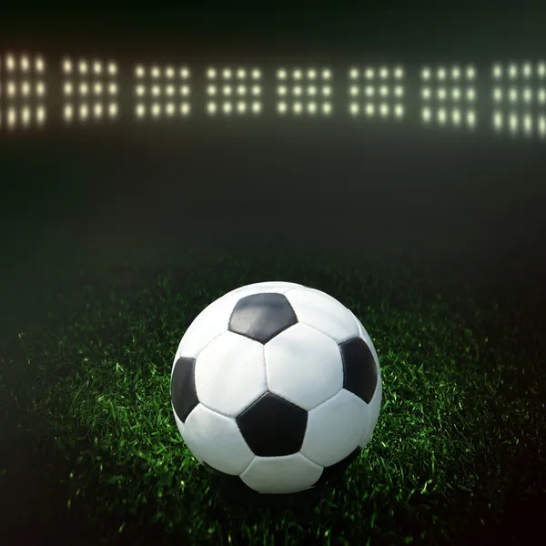 Pallone da calcio sul campo dello stadio con luce — Foto Stock