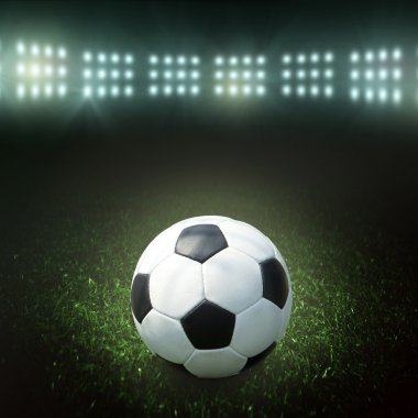 Futbol topu ile light stadyum alanında