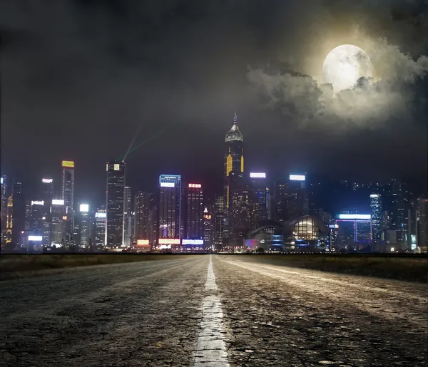 Highway heading to the city — Stock Photo, Image