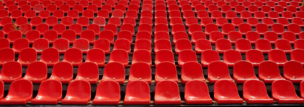 Ряды мест на красном футбольном стадионе с номерами
. 