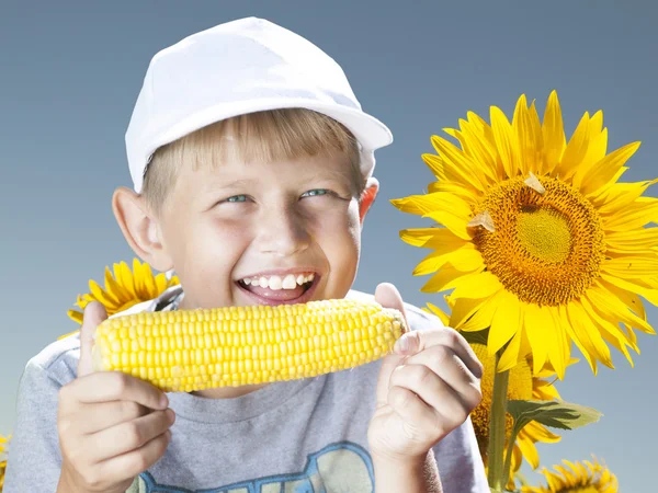 Мальчик с кукурузой — стоковое фото