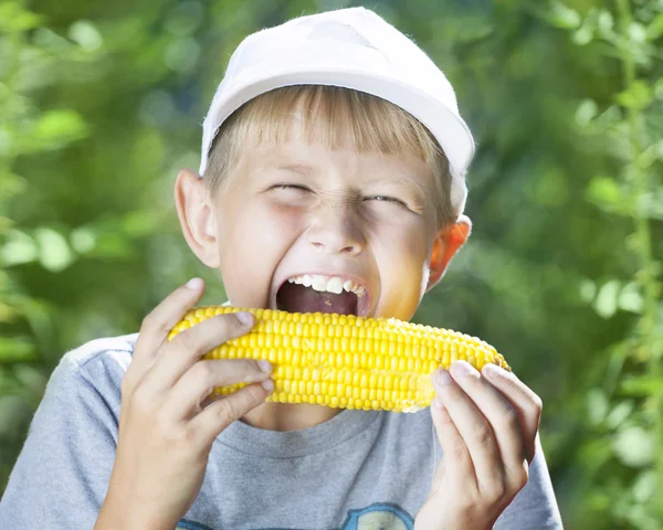 Boy and hot corn — Stock Photo, Image