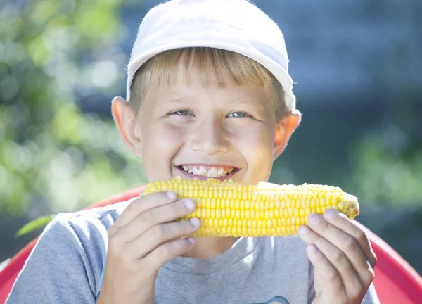 Хлопчик з кукурудзи — стокове фото