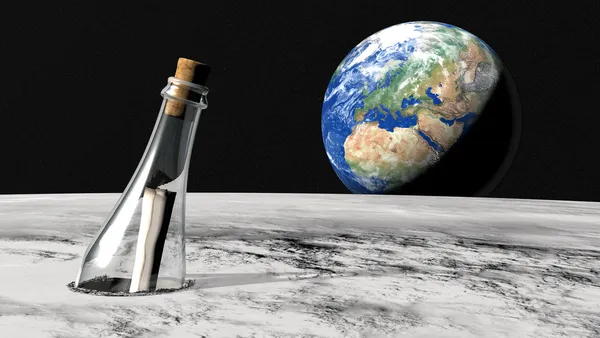 Üzenet a palackban a Holdról — Stock Fotó