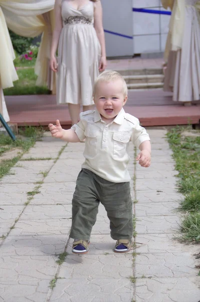 Glad liten pojke körs — Stockfoto