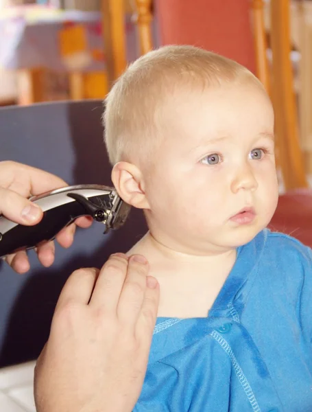 Menino recebendo seu primeiro corte de cabelo — Fotografia de Stock