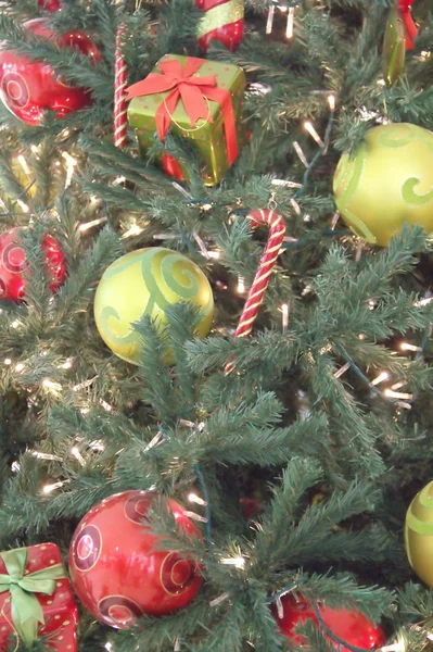 Árvore de Natal decorada com brinquedos e guirlanda — Fotografia de Stock