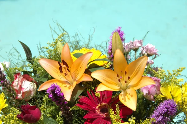Fiori colorati assortiti in un bouquet con spazio per il testo — Foto Stock