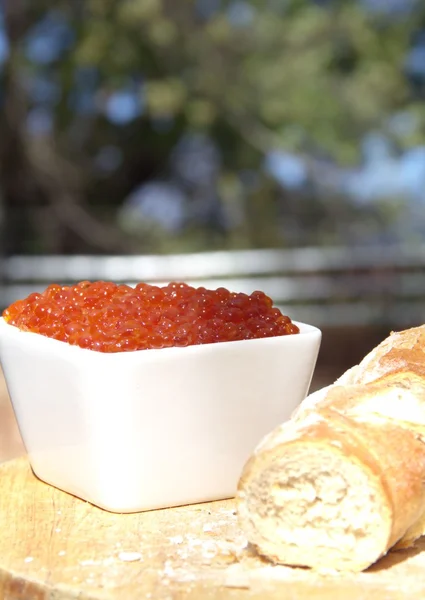 Roter Lachskaviar in einer großen quadratischen Schüssel und Brot — Stockfoto