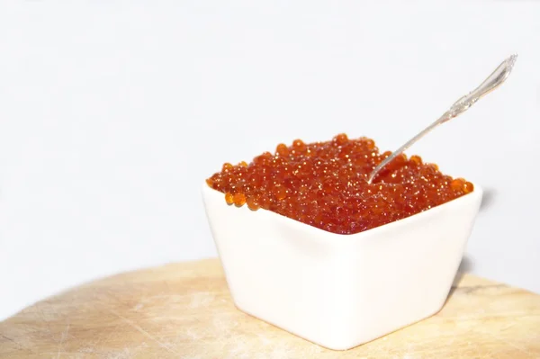 Caviar de salmón rojo con una cuchara de plata —  Fotos de Stock