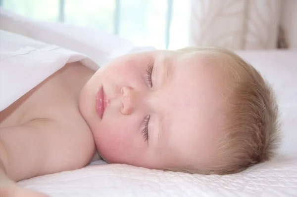 Portret van een schattig slapend jongetje — Stockfoto