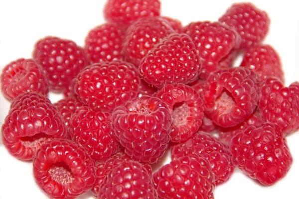 Süße Himbeeren isoliert auf weißem Hintergrund — Stockfoto