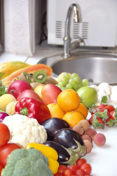 Frutos e produtos hortícolas variados — Fotografia de Stock