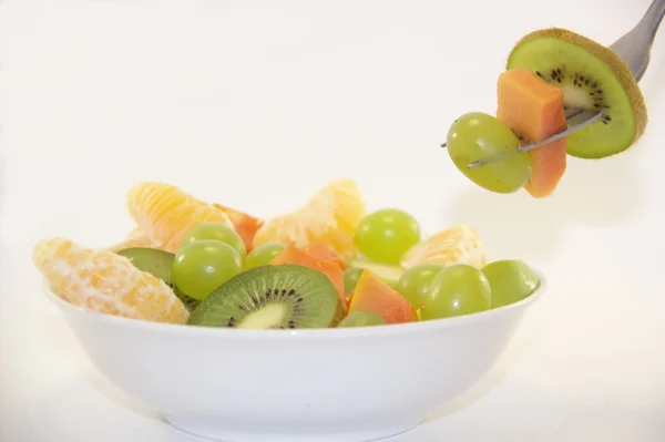 Salada de frutas frescas em um prato branco Imagens De Bancos De Imagens Sem Royalties