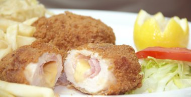tavuk göğsü ile peynir ve jambon rulolar