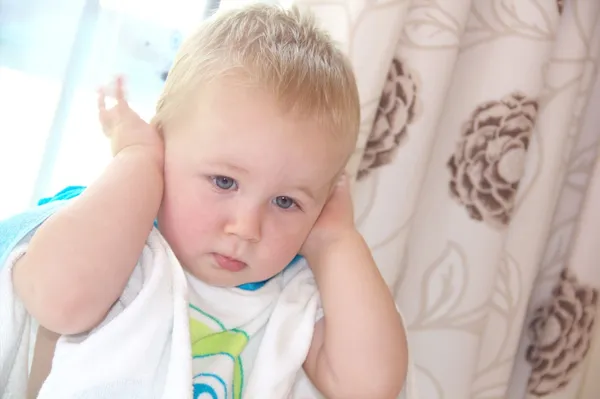 Toddler boy is closing his ears — Stock Photo, Image