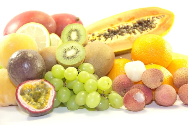 Τροπικά νόστιμα φρούτα που απομονώνονται σε λευκό φόντο — Φωτογραφία Αρχείου