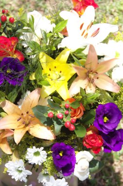 arka plan olarak bir buket çeşitli taze çiçekler