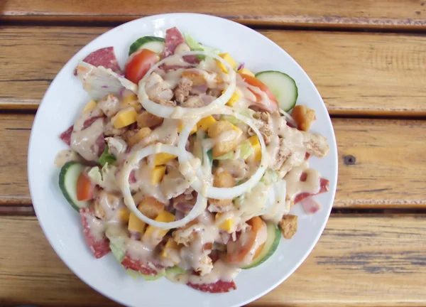 Leckerer frischer Salat auf dem Holztisch — Stockfoto