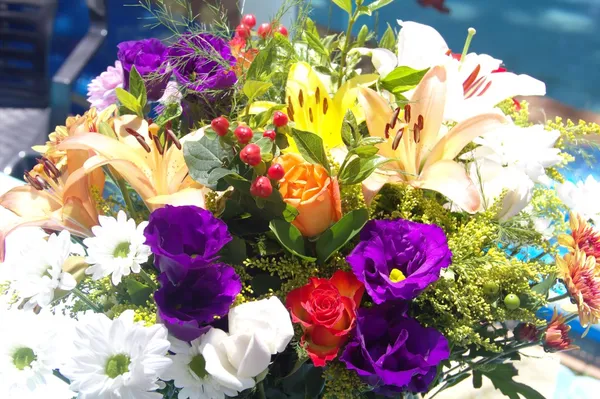 Όμορφα ανάμικτες λουλούδια σε μπουκέτο — Φωτογραφία Αρχείου
