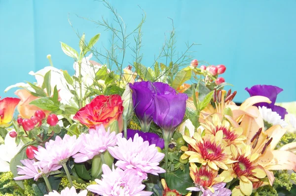 Bouquet di bellissimi fiori freschi su sfondo blu — Foto Stock